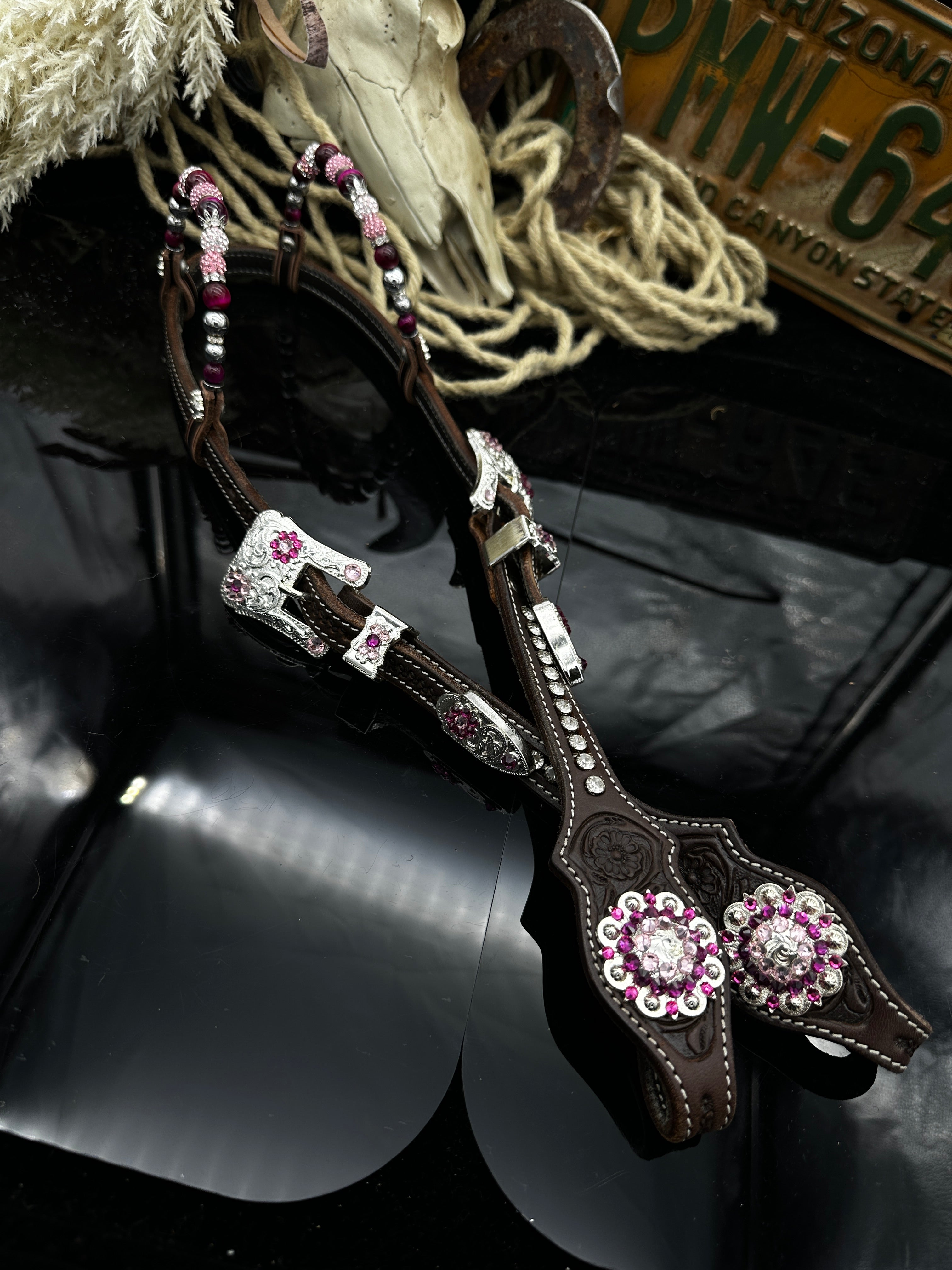 Premium | dunkelbraunes Westernzaumzeug mit Blumenmuster | Silber & Pink