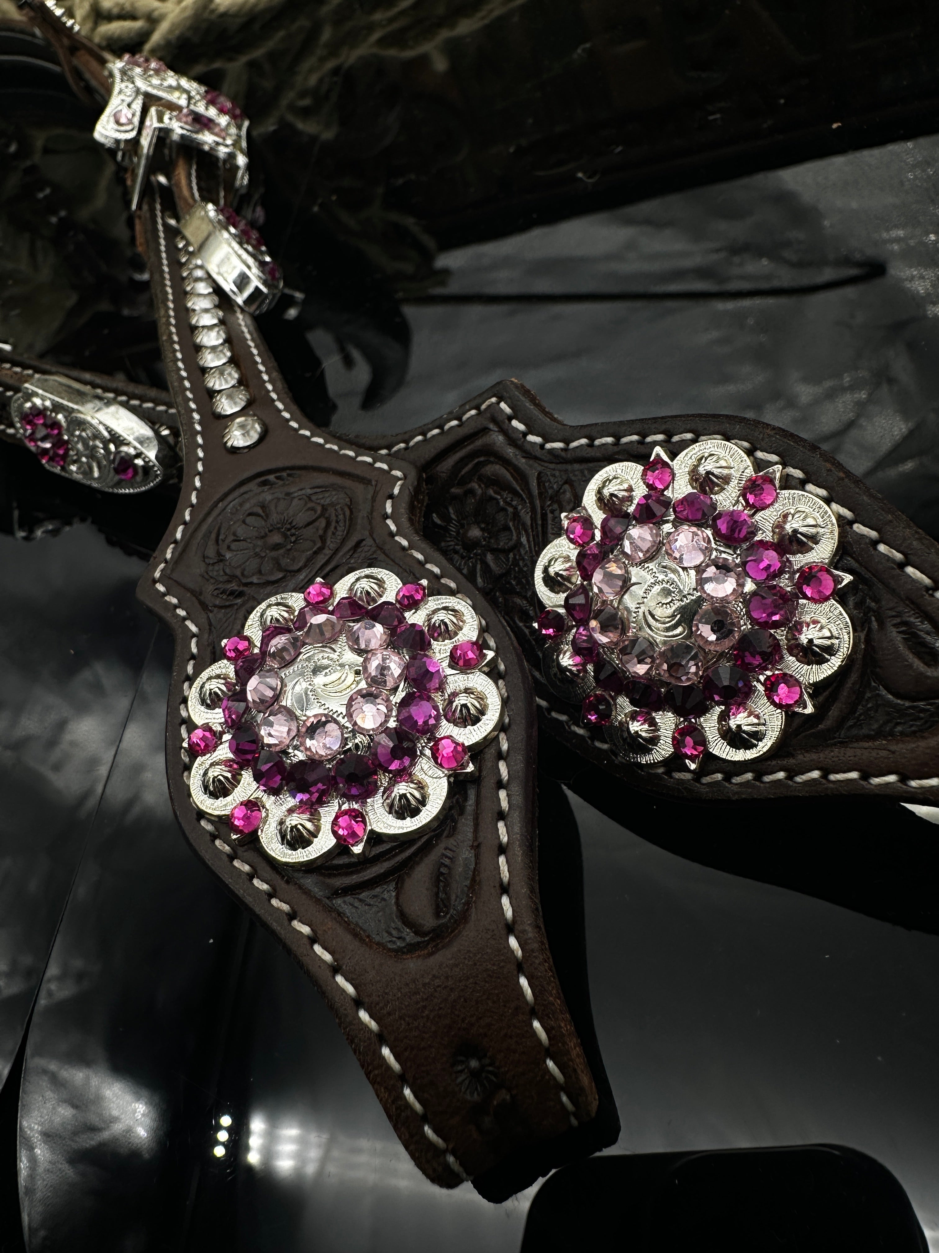 Premium | dunkelbraunes Westernzaumzeug mit Blumenmuster | Silber & Pink