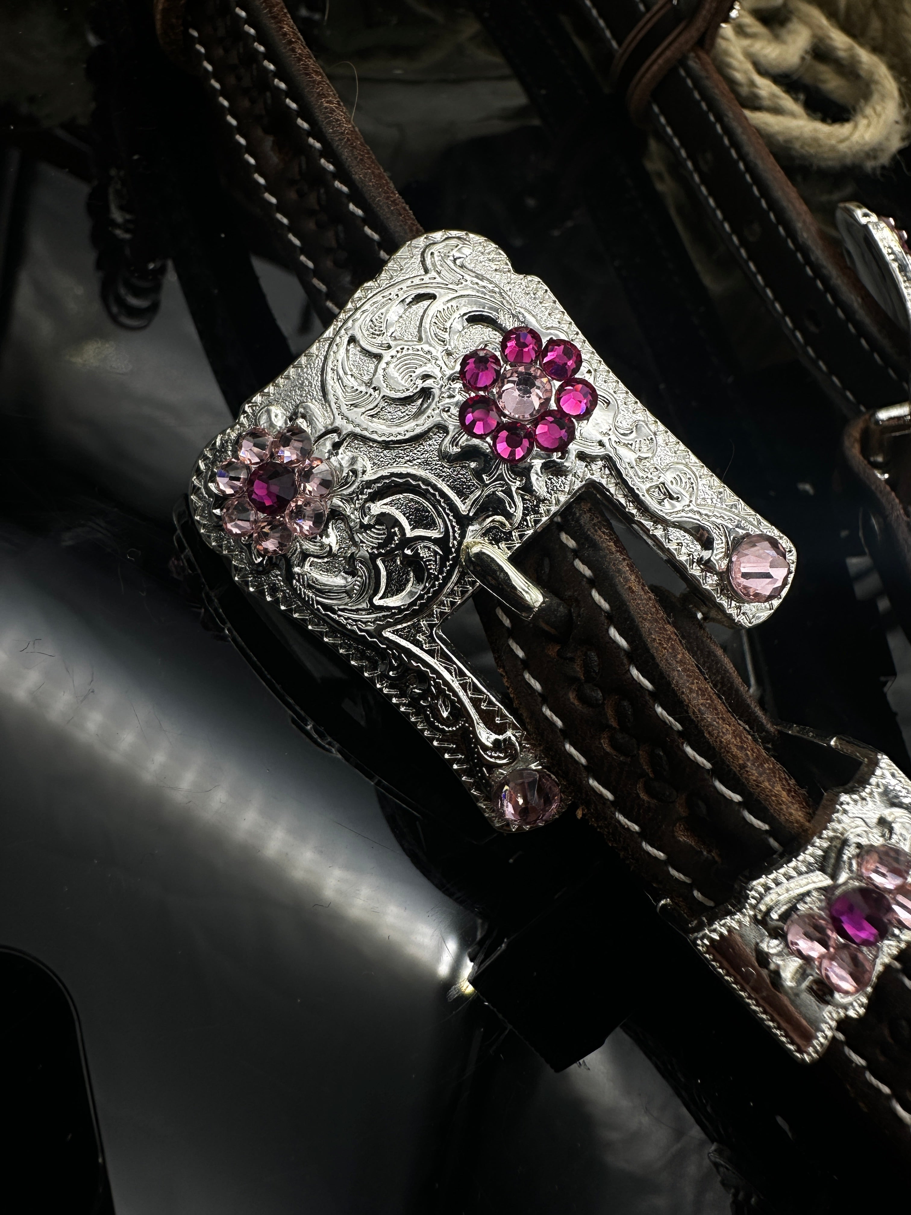 Premium | dunkelbraunes Westernzaumzeug mit Blumenmuster | Silber & Pink