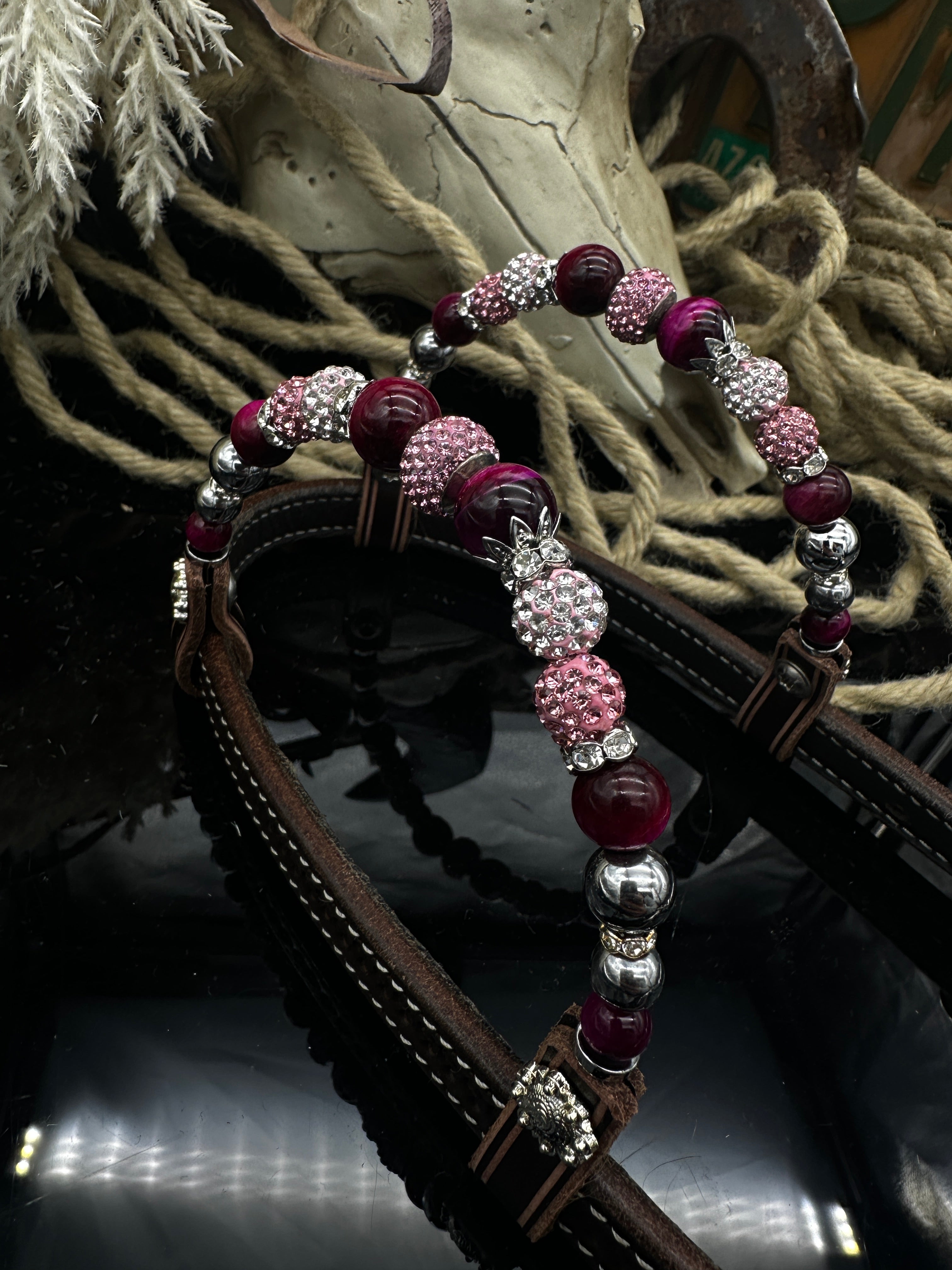 Premium | dunkelbraunes Westernzaumzeug mit Blumenmuster | Silber & Pink