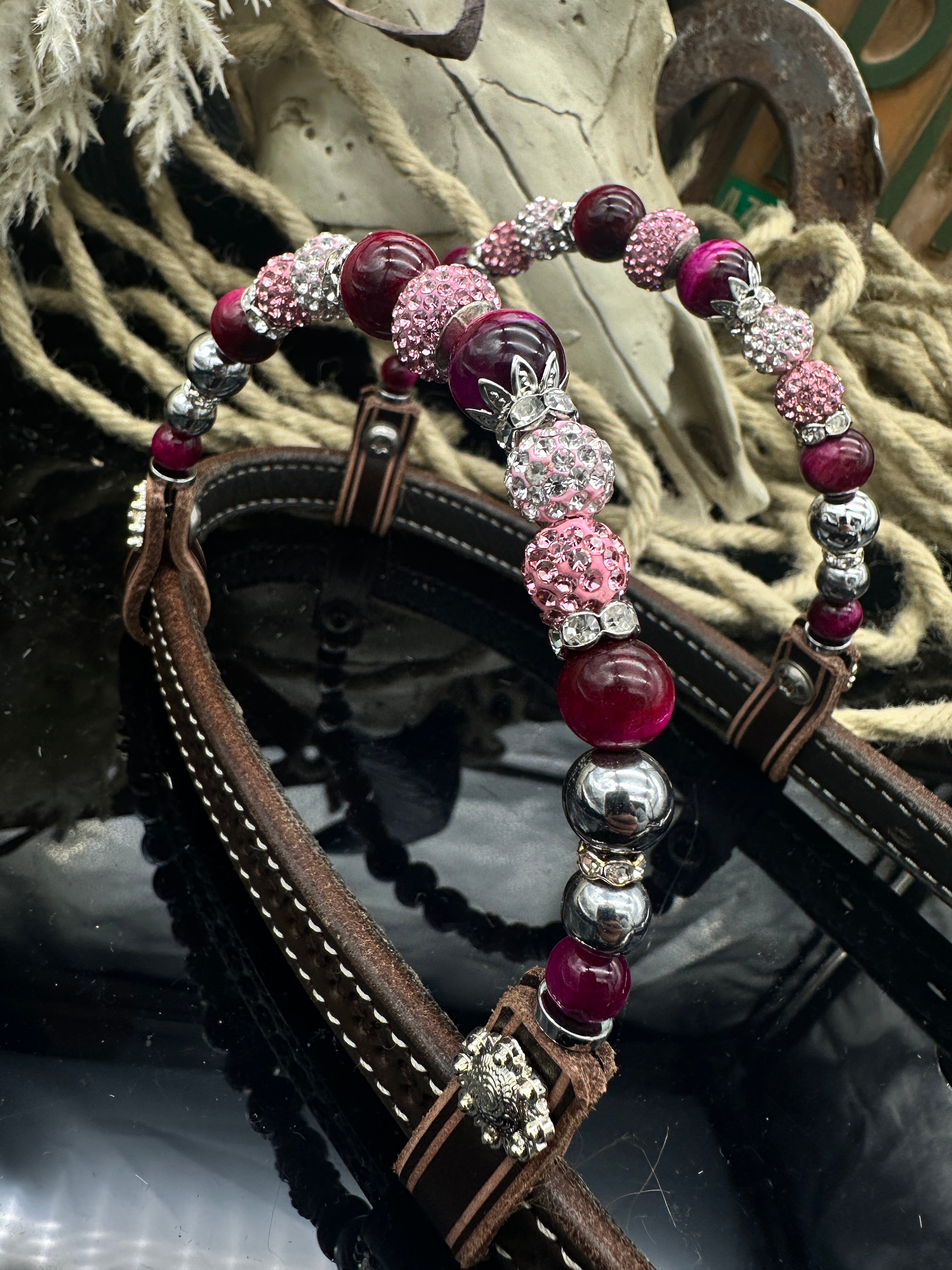 Premium | dunkelbraunes Westernzaumzeug mit Blumenmuster | Silber & Pink