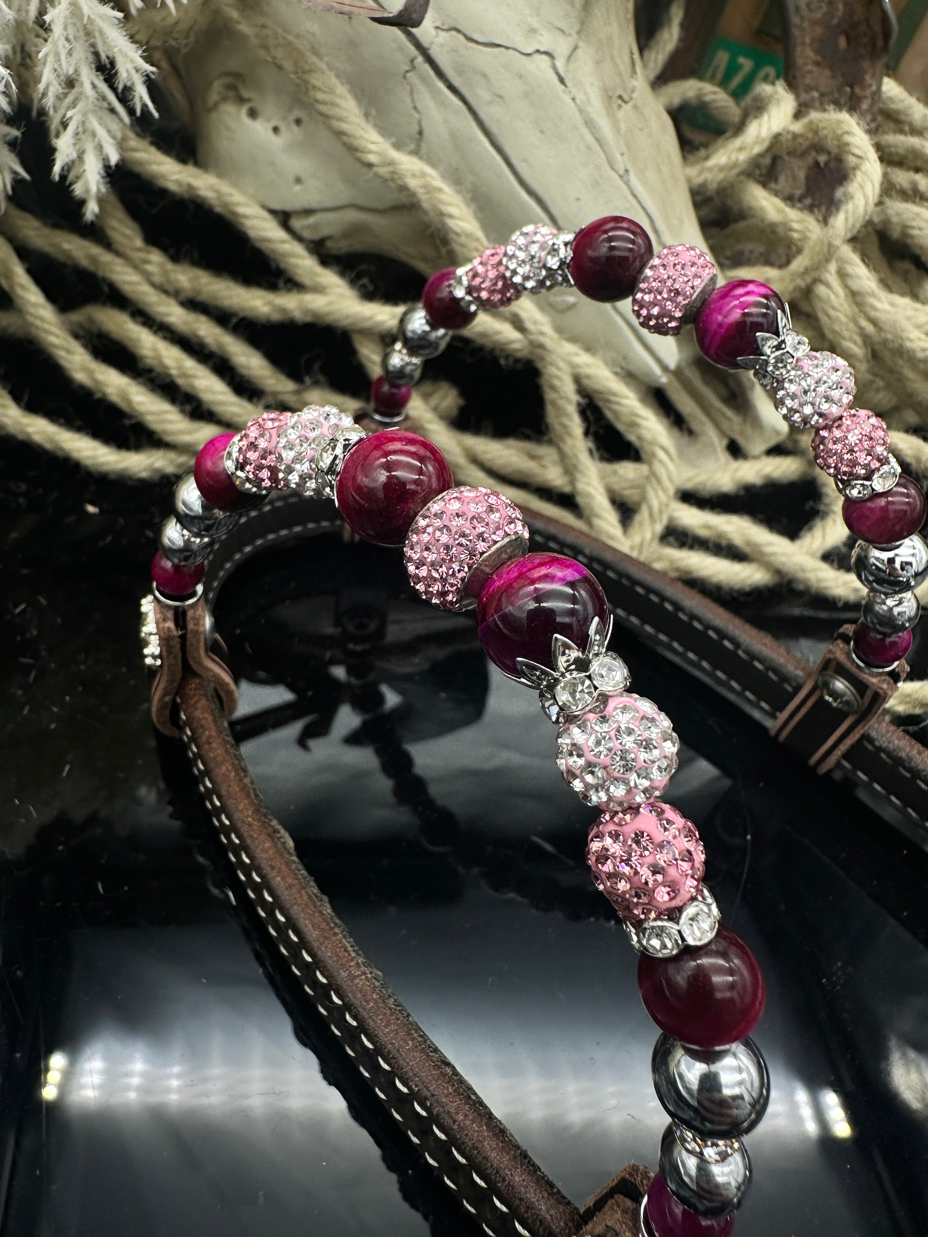 Premium | dunkelbraunes Westernzaumzeug mit Blumenmuster | Silber & Pink