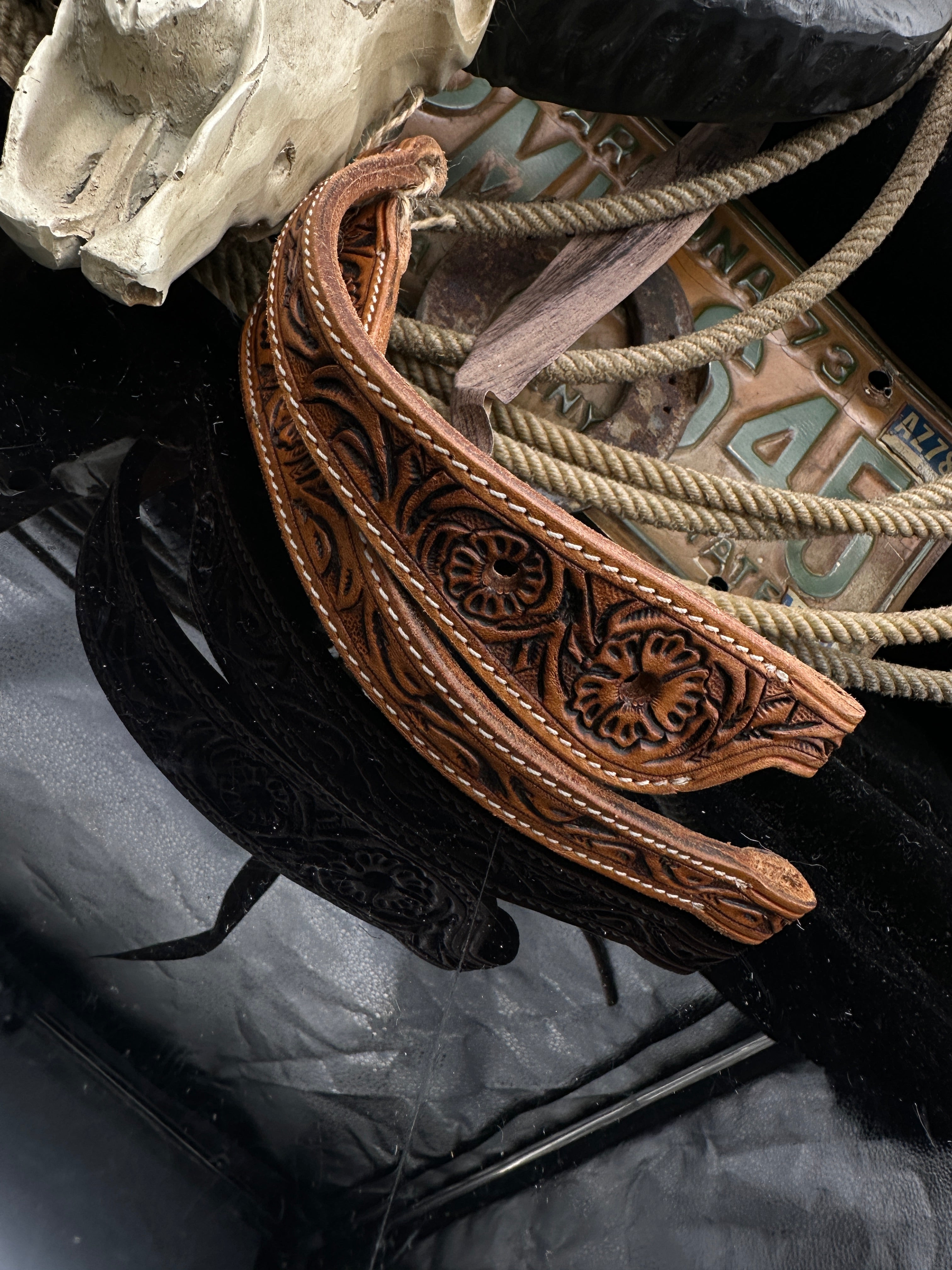 Western-Ohrstöpsel aus Leder | Floral geprägt | Kastanie, Antik-Rotbraun & Dunkelkastanie
