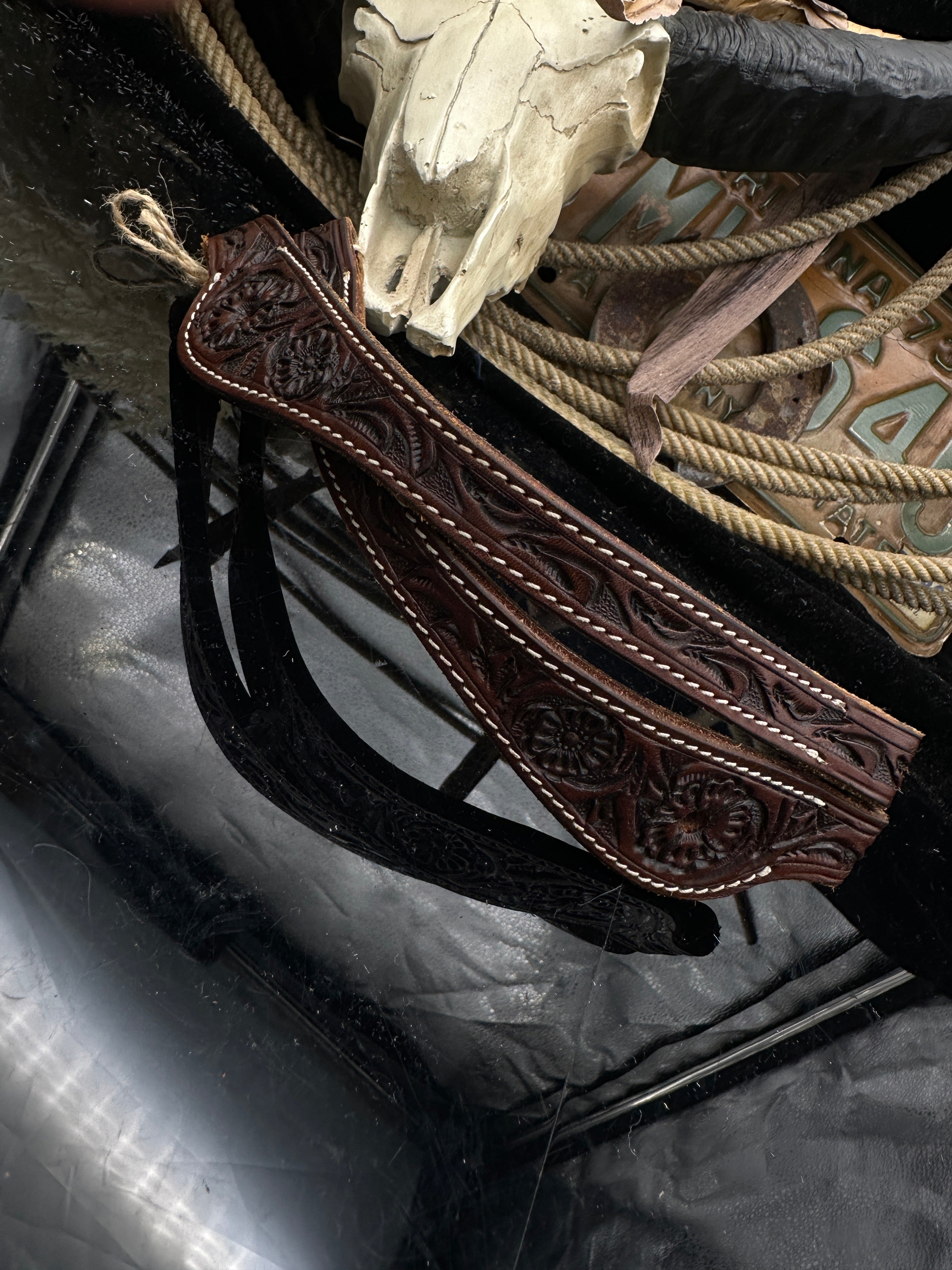 Western-Ohrstöpsel aus Leder | Floral geprägt | Kastanie, Antik-Rotbraun &amp; Dunkelkastanie
